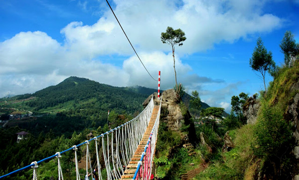 http://dieng.indonesia-tourism.com/images/merah_putih_bridge.jpg